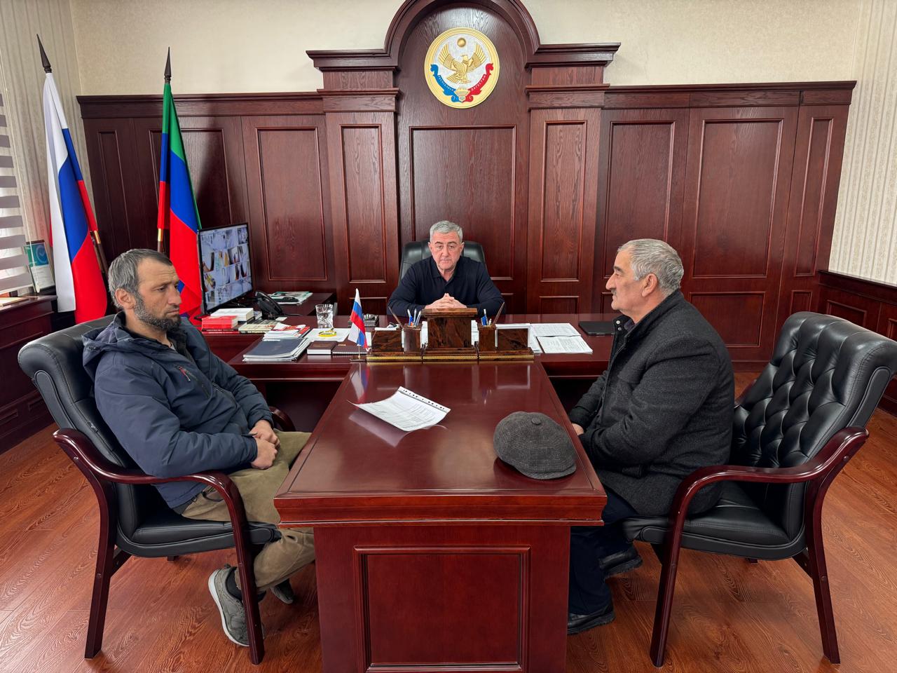 Депутат НС РД Уллубий Абуков встретился с жителем селения Темираул Хасавюртовского района Джамбулатом Хангереевым, который подписал контракт и готовится отправиться в зону проведения специальной военной операции
