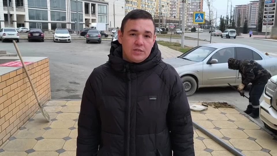 В Каспийске устанавливают дорожные знаки для парковки инвалидов