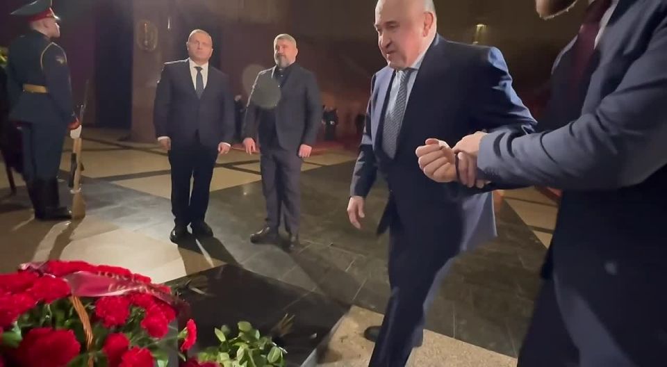 В Москве, в Зале Памяти и скорби на Поклонной горе, прошло возложение цветов в преддверии премьеры документального фильма «Сильные духом»