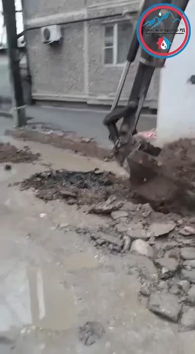 Видео с места проведения работ по замене и переключению участка водопроводной линии по ул. А. Исмаилова, 72 в Махачкале