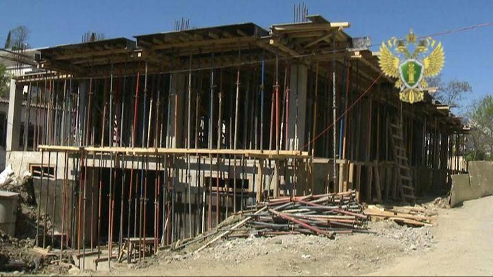 Прокуратура Кумторкалинского района направила в суд уголовное дело в отношении директора районного управления по строительству, архитектуре и ЖКХ, обвиняемого в превышении должностных полномочий