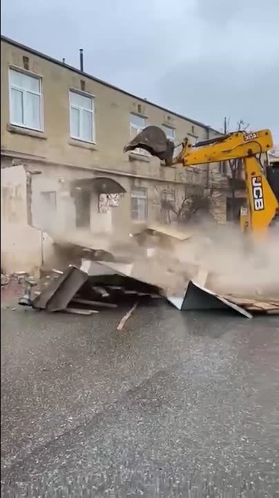 Как сообщили в Управлении архитектуры и градостроительства администрации Дербента, сегодня на улице Рыбникова с привлечением спецтехники снесли 7 незаконных объектов: одно капитальное сооружение и самовольно установленные...