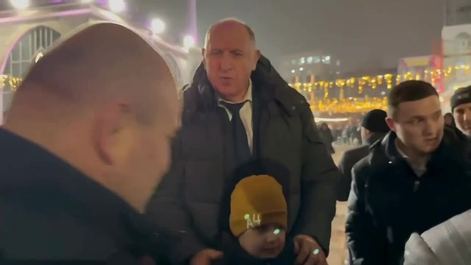 Абдулмуслим Абдулмуслимов пришел на ифтар вместе с внуком