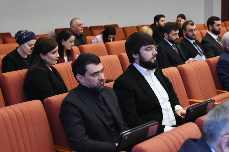 Салам алейкум! Принял участие в работе 52-й сессии Народного Собрания, которая прошла под руководством председателя парламента Заура Аскендерова