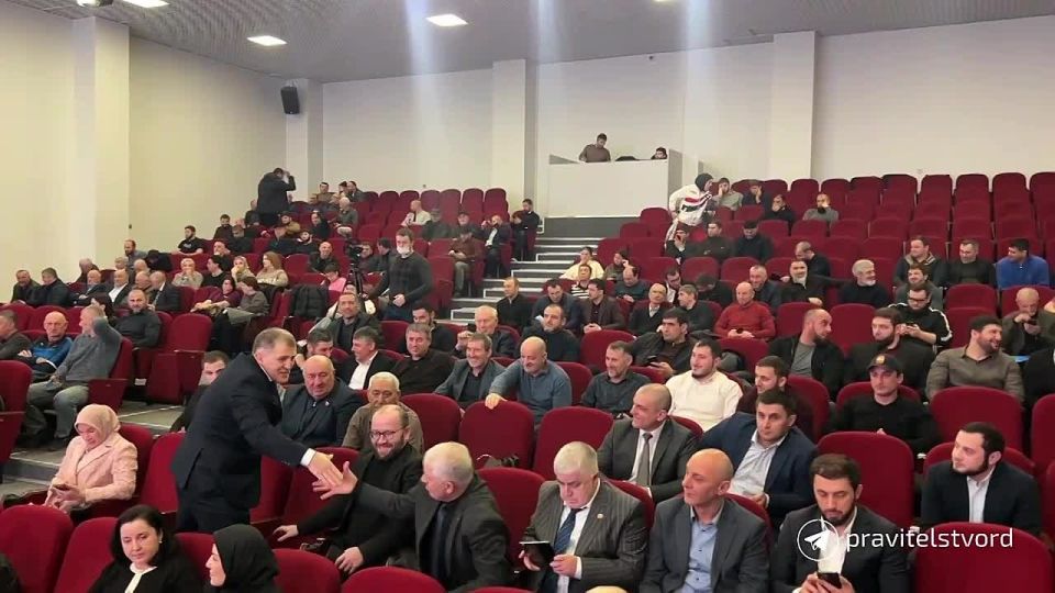 Премьер Дагестана по-спортивному зашел на трибуну в зале, где проходит заседание коллегии Минспорта Дагестана