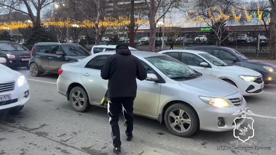 В священный для мусульман месяц Рамадан сотрудники Полка ППСП УМВД России по г. Махачкале провели акцию "Разговение путникам"