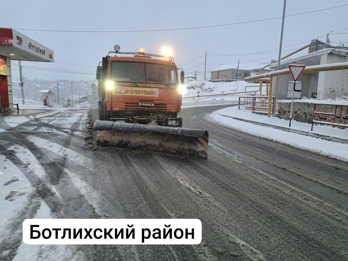 Зимнее содержание. В связи с ухудшением погодных условий сопровождающимся интенсивным снегопадом дорожные службы работают в круглосуточном усиленном режиме Зимнее содержание. В связи с ухудшением погодных условий сопровождающимся интенсивным снегопадом дорожные службы работают в круглосуточном усиленном режиме