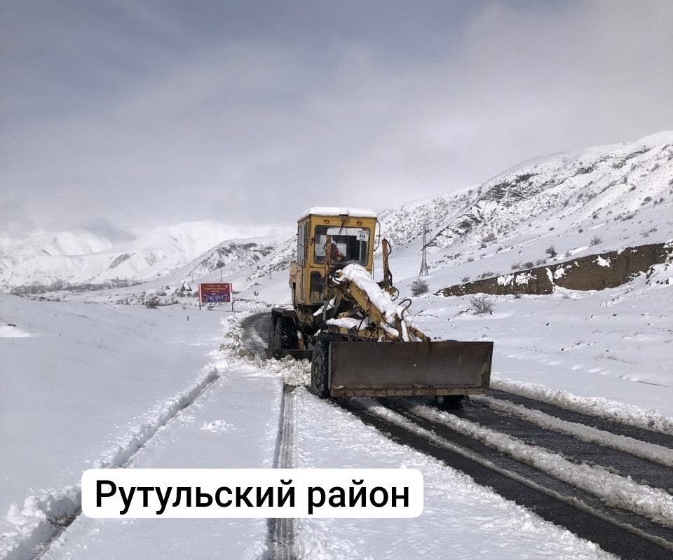 Зимнее содержание. В связи с ухудшением погодных условий сопровождающимся интенсивным снегопадом дорожные службы работают в круглосуточном усиленном режиме Зимнее содержание. В связи с ухудшением погодных условий сопровождающимся интенсивным снегопадом дорожные службы работают в круглосуточном усиленном режиме