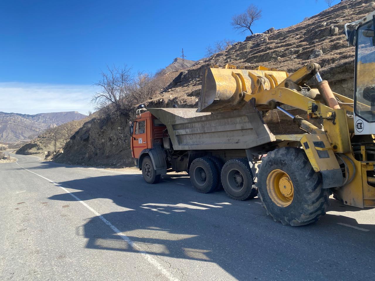 Дорожники Дагестана продолжают работы по содержанию и благоустройству дорог Дорожники Дагестана продолжают работы по содержанию и благоустройству дорог