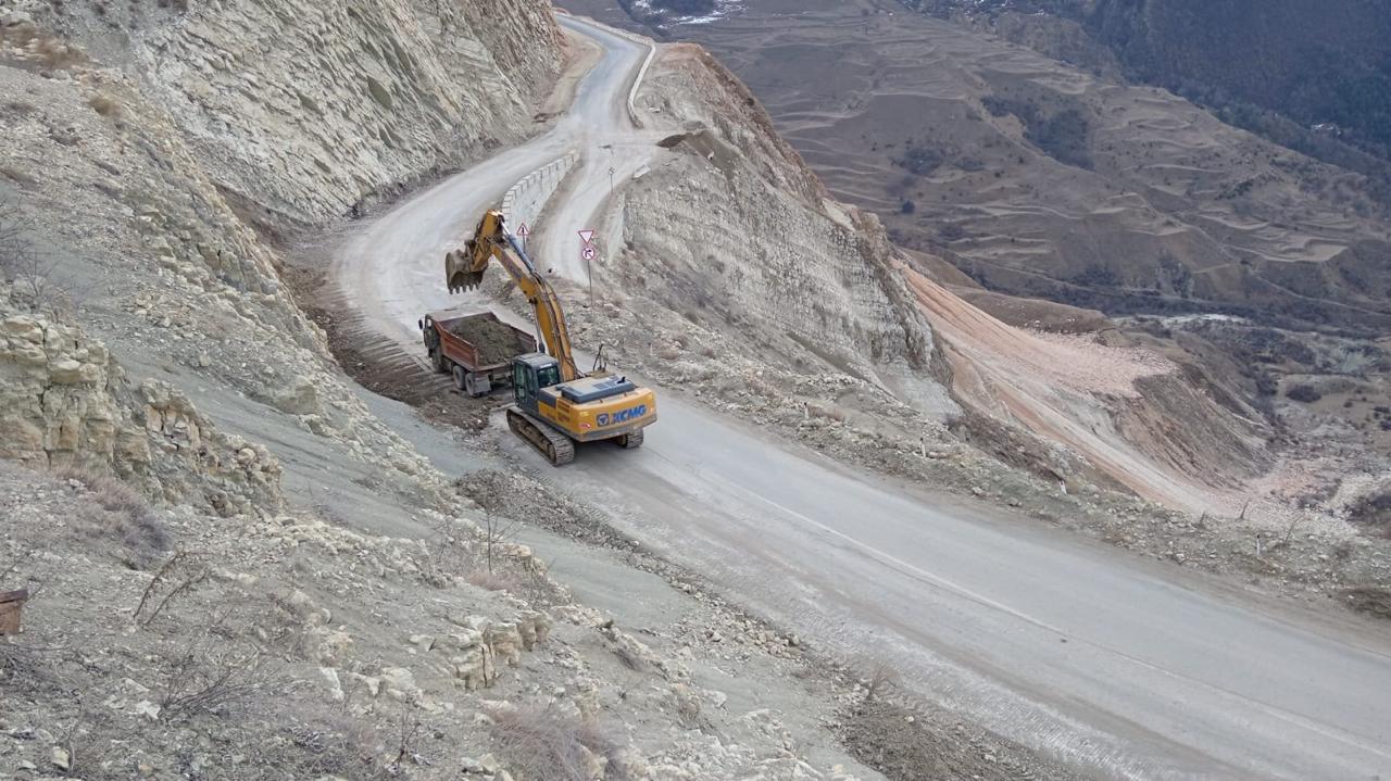 Дорожники Дагестана продолжают работы по содержанию и благоустройству дорог Дорожники Дагестана продолжают работы по содержанию и благоустройству дорог