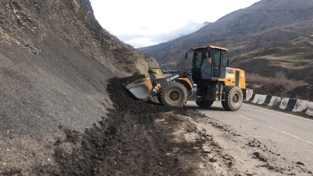 Дорожники Дагестана продолжают работы по содержанию и благоустройству дорог Дорожники Дагестана продолжают работы по содержанию и благоустройству дорог