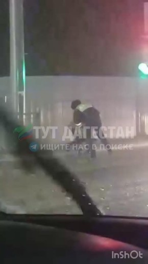 Вчера вечером, на Хушетском повороте, в такую снежную погоду, женщина с ребенком в коляске стояла на пешеходном переходе, ожидая, пока ее пропустят