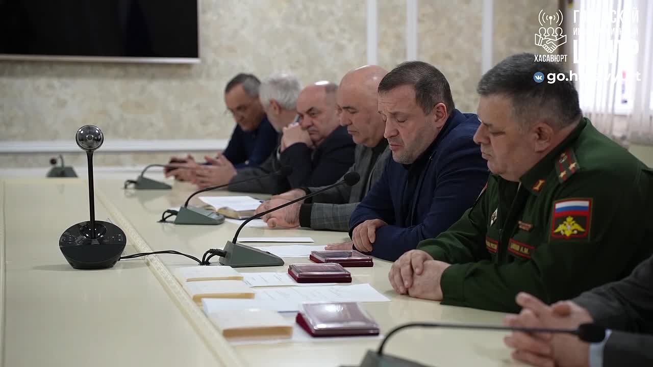 Глава Хасавюрта передал медаль «За отвагу» семье погибшего участника СВО Рашида Гасайниева