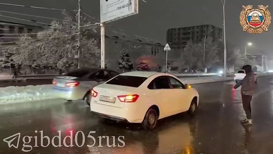 В Махачкале на проспекте Акушинского этим вечером водитель машины «Лада Веста» сбил женщину, которая переходила дорогу в неположенном месте