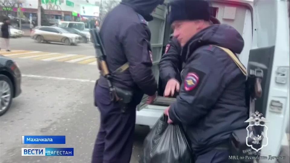 В священный для мусульман месяц Рамадан сотрудники Полка патрульно-постовой службы Управления МВД России по городу Махачкале провели акцию «Разговение с путниками»