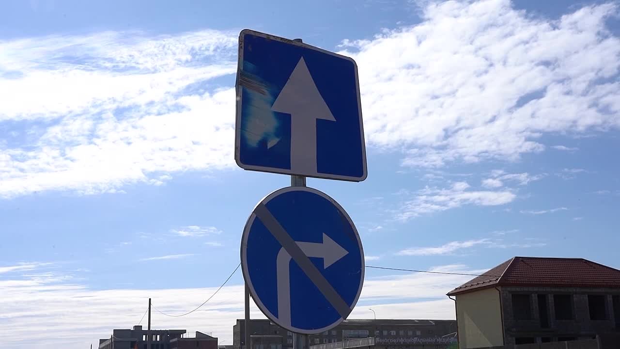 Обращаем внимание водителей на установленные дорожные знаки и объезд по ул. Шеболдаева