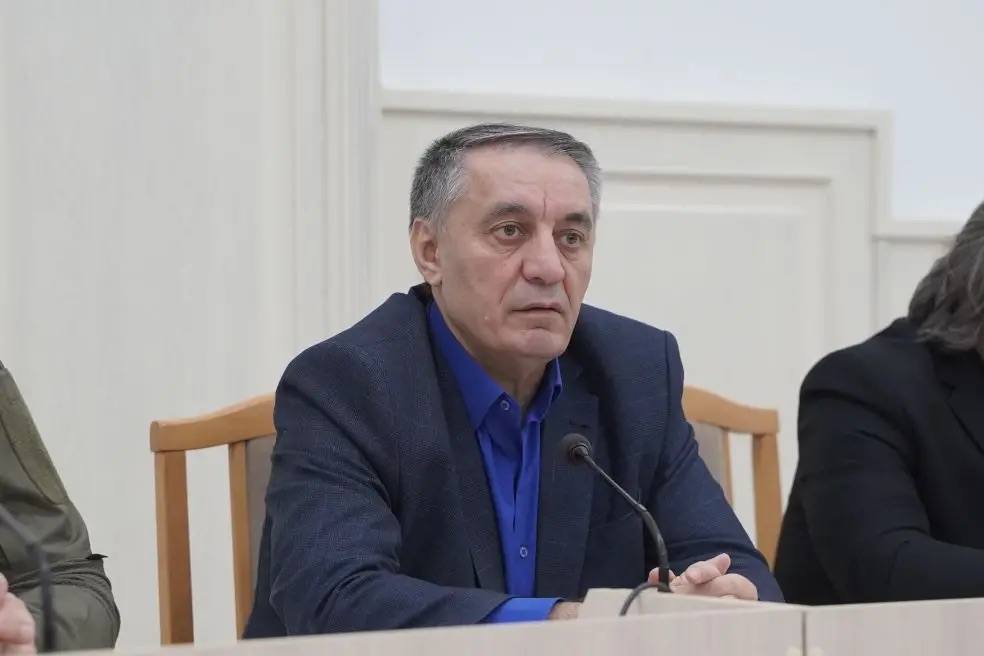 Абдурахман Махмудов провел выездное совещание по вопросу поддержки участников СВО в Кизилюрте Абдурахман Махмудов провел выездное совещание по вопросу поддержки участников СВО в Кизилюрте