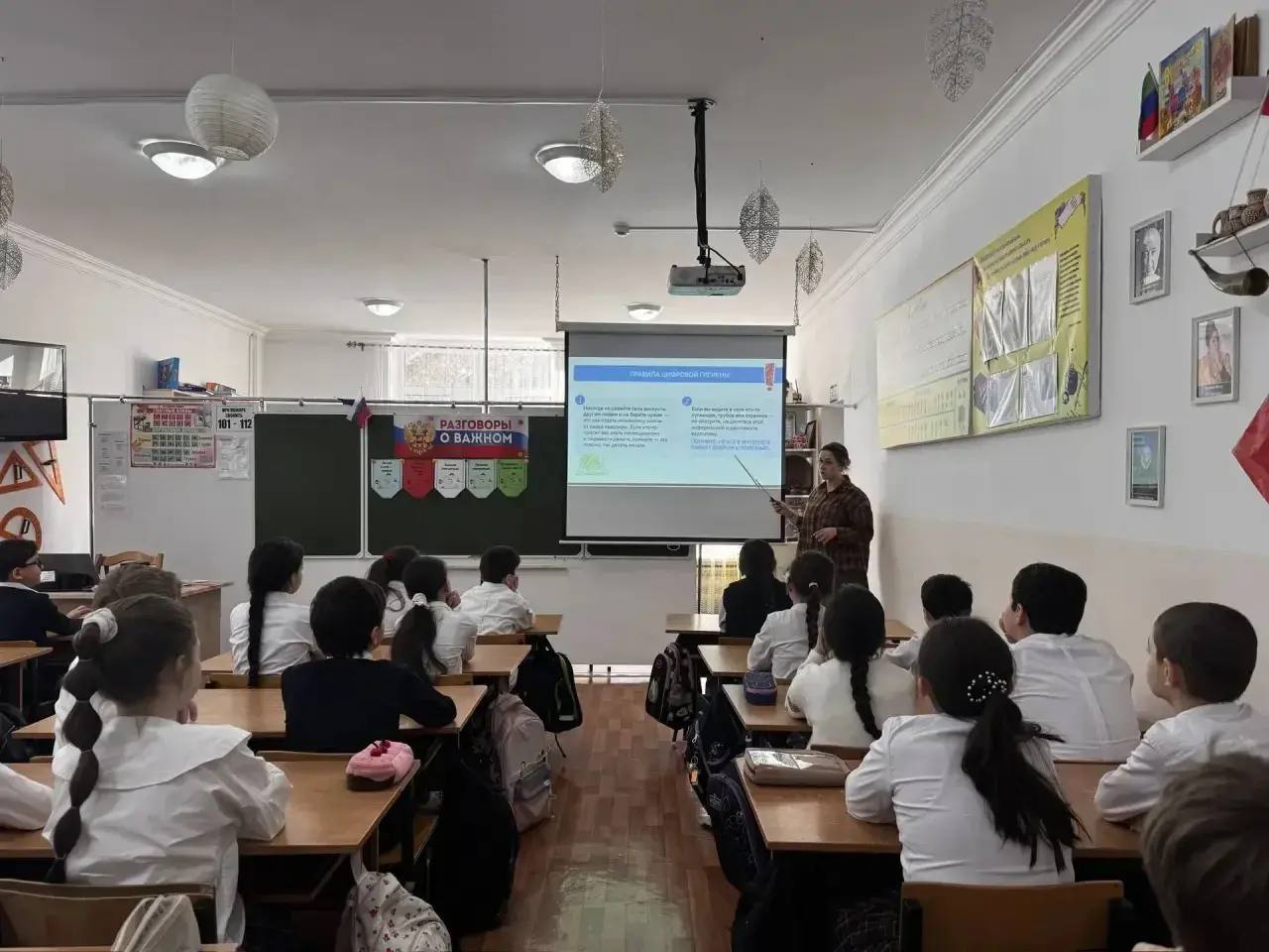 В школах Хасавюрта состоялись занятия «Разговоры о важном» В школах Хасавюрта состоялись занятия «Разговоры о важном»