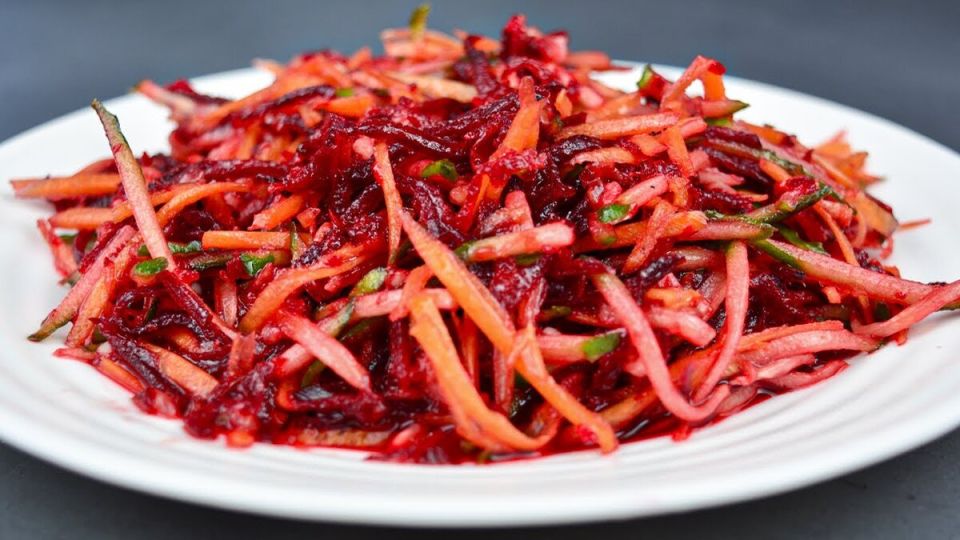 Витаминный заряд в каждом кусочке: яркий салат из свеклы и моркови
