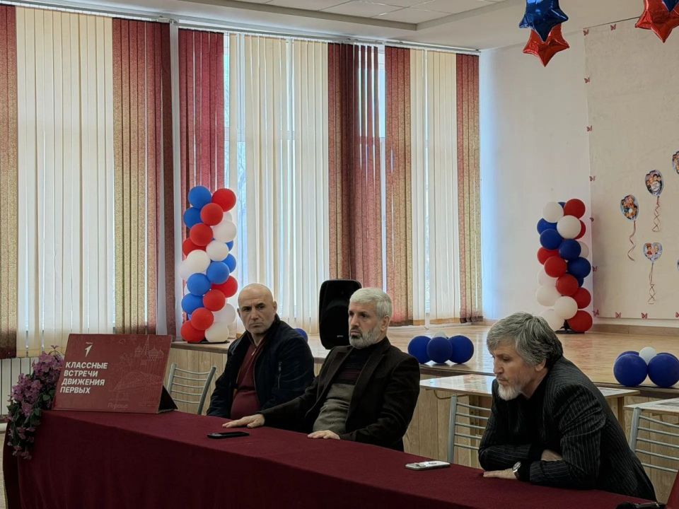 В школе №7 г. Кизилюрта состоялась встреча учащихся с депутатом НС РД Алиасхабом Шабановым, а также его братом Гаджимурадом Шабановым, дважды продливавшим контракт на прохождение службы в зоне СВО