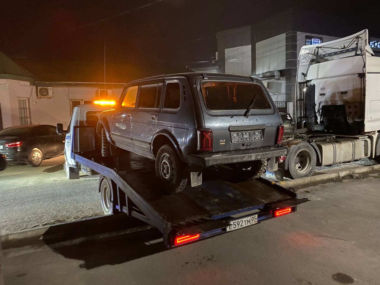 На улице Бейбулатова, в районе МРЭО, проведена эвакуация брошенных и разукомплектованных автомобилей На улице Бейбулатова, в районе МРЭО, проведена эвакуация брошенных и разукомплектованных автомобилей