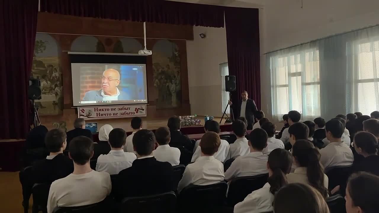 Депутат НС РД Адиль Салаватов в рамках «Разговоров о важном» встретился с учащимися карабудахкентской гимназии