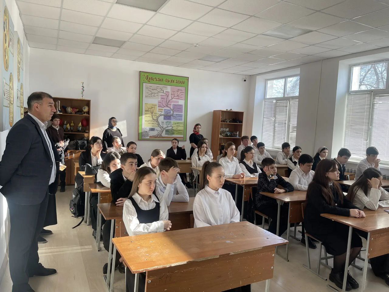 Депутат НС РД Адиль Салаватов в рамках «Разговоров о важном» встретился с учащимися карабудахкентской гимназии Депутат НС РД Адиль Салаватов в рамках «Разговоров о важном» встретился с учащимися карабудахкентской гимназии