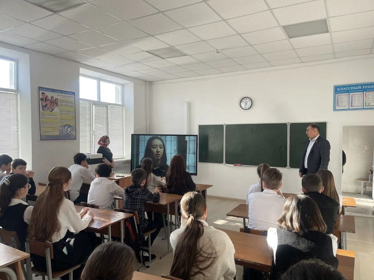 Депутат НС РД Адиль Салаватов в рамках «Разговоров о важном» встретился с учащимися карабудахкентской гимназии Депутат НС РД Адиль Салаватов в рамках «Разговоров о важном» встретился с учащимися карабудахкентской гимназии