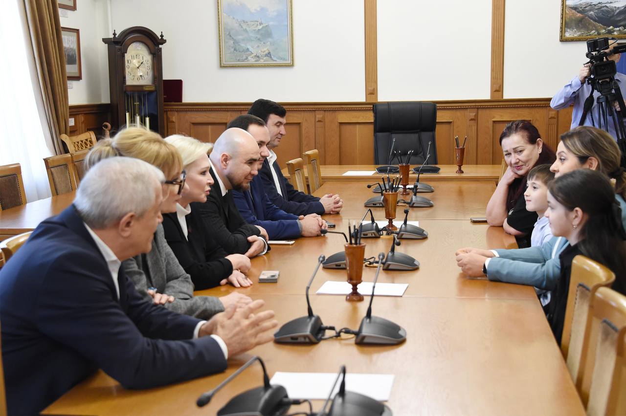 Заур Аскендеров встретился с юными чемпионами по ментальной арифметике из Бабаюрта Заур Аскендеров встретился с юными чемпионами по ментальной арифметике из Бабаюрта