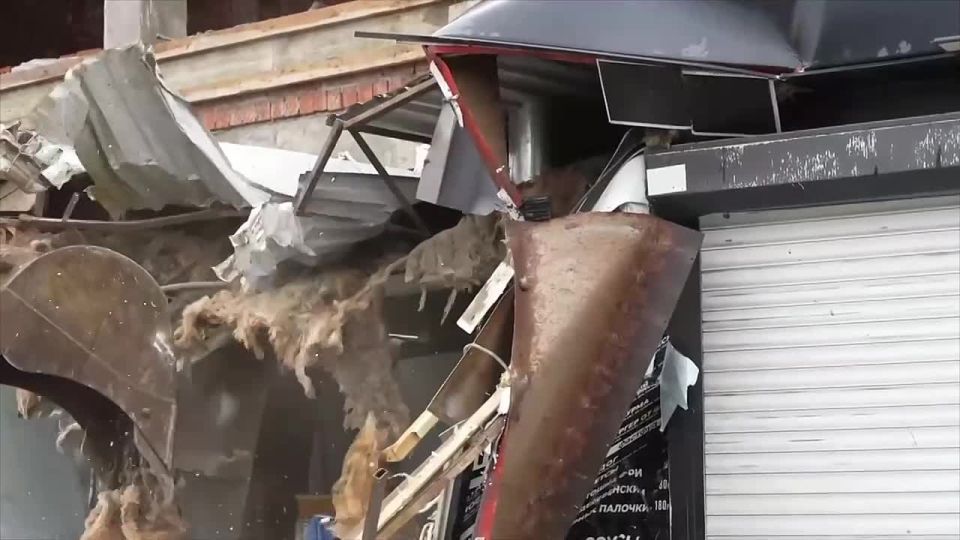 Специалисты управления торговли администрации Махачкалы демонтировали самовольно установленную будку на проспекте Насрутдинова, 56 для освобождения муниципальной земли