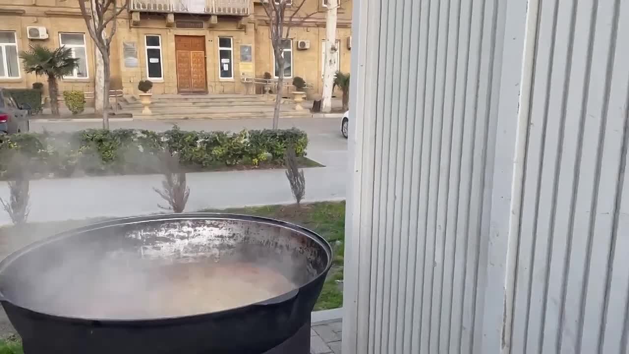 Сегодня на площади Свободы для гостей и жителей города Дербента будет раздача бесплатного вкусного плова на ифтар в честь месяца Рамадан