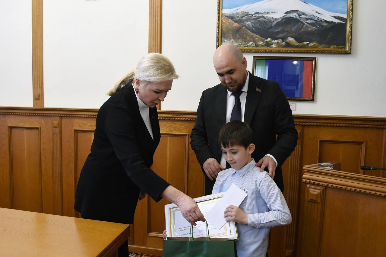 Заур Аскендеров встретился с юными чемпионами по ментальной арифметике из Бабаюрта Заур Аскендеров встретился с юными чемпионами по ментальной арифметике из Бабаюрта