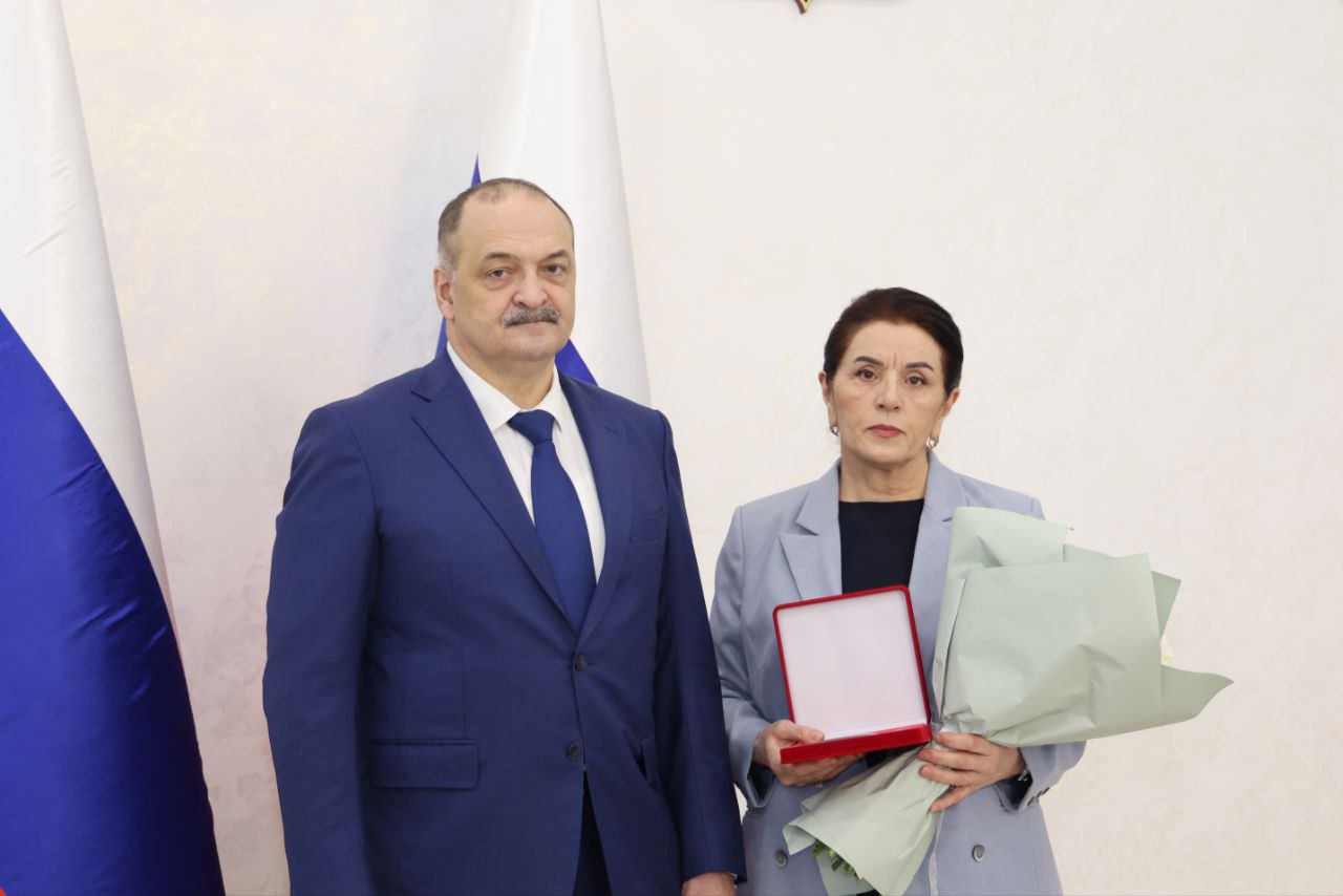 Меликов вручил госнаграды педагогам и соцработникам Дагестана Меликов вручил госнаграды педагогам и соцработникам Дагестана