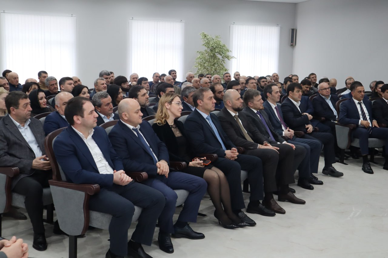 Коллективу Минтранса Дагестана представили нового руководителя Коллективу Минтранса Дагестана представили нового руководителя