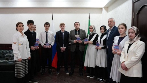 Гимназисты Хасавюрта приняли участие в акции, приуроченной к Году единства народов России