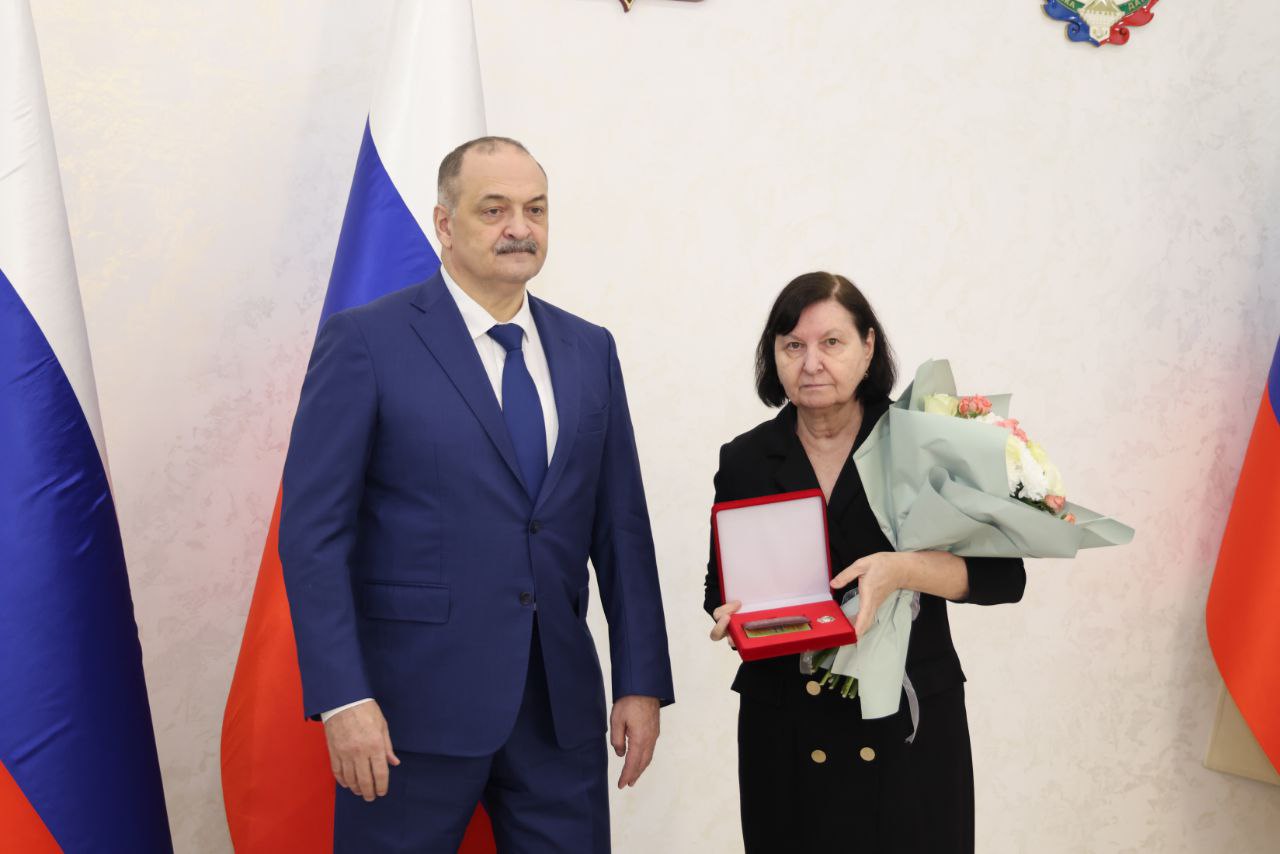 За высокие трудовые достижения и добросовестную работу награждены работники здравоохранения За высокие трудовые достижения и добросовестную работу награждены работники здравоохранения