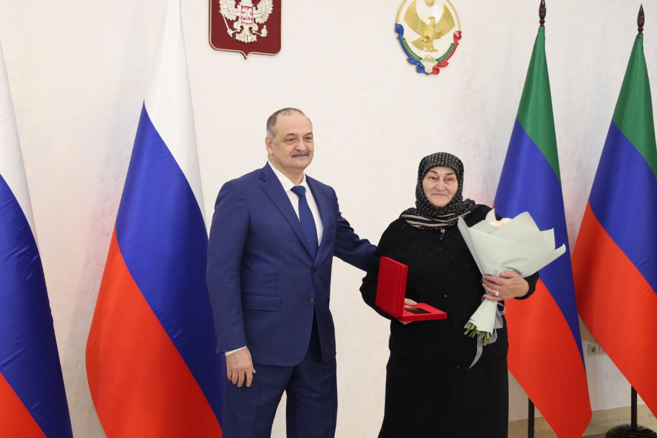 За высокие трудовые достижения и добросовестную работу награждены работники здравоохранения За высокие трудовые достижения и добросовестную работу награждены работники здравоохранения