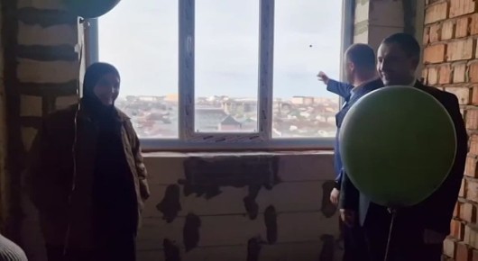 Депутат городского Собрания Махачкалы Атлухан Ахмедов подарил каркас многодетной матери, оставшейся без супруга