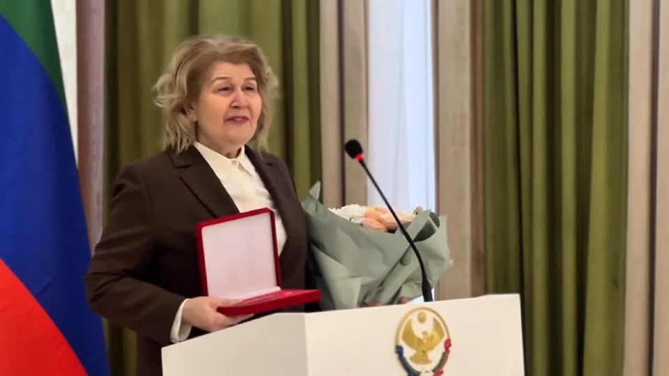 Глава Дагестана наградил работников культуры