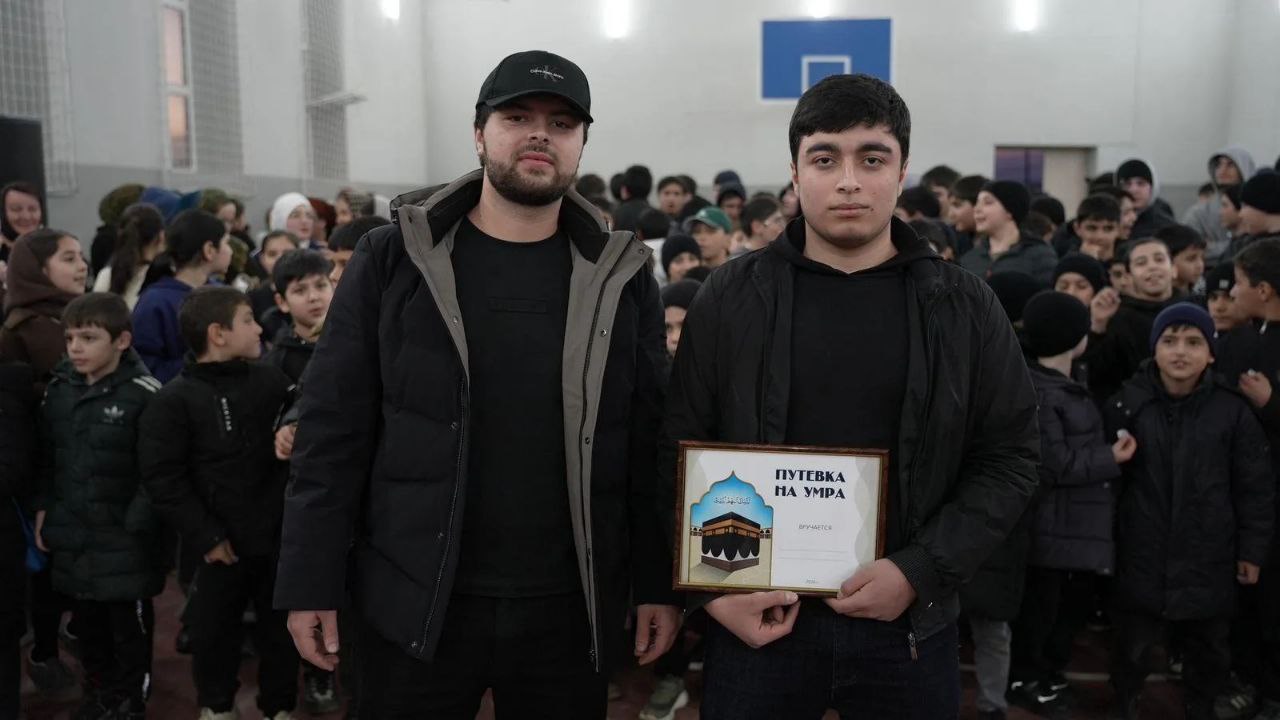 Депутат НС РД Азад Гаджиев подарил путевку на умра (малый хадж) одному из участников ифтара, который состоялся накануне в селе Джемикент Дербентского района