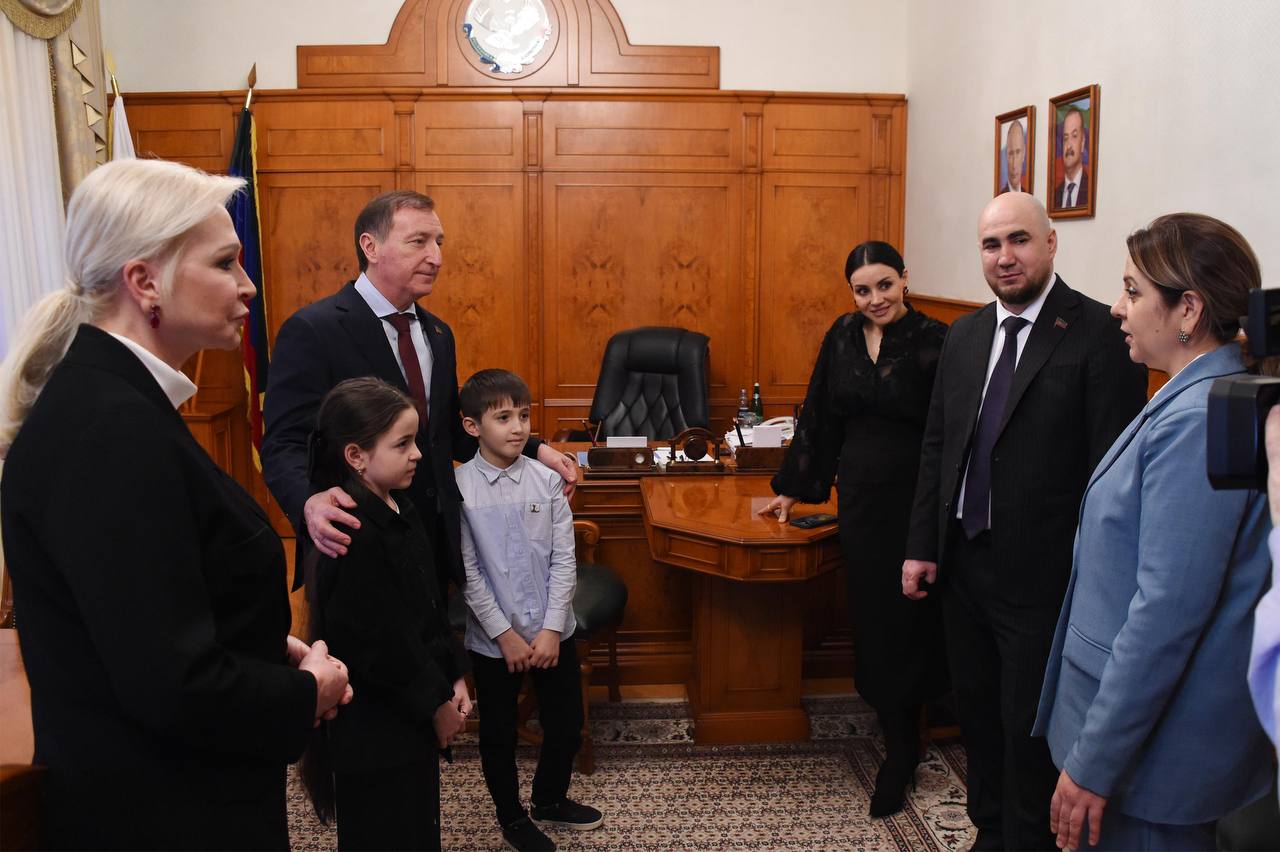 Заур Аскендеров встретился с юными чемпионами по ментальной арифметике из Бабаюрта Заур Аскендеров встретился с юными чемпионами по ментальной арифметике из Бабаюрта