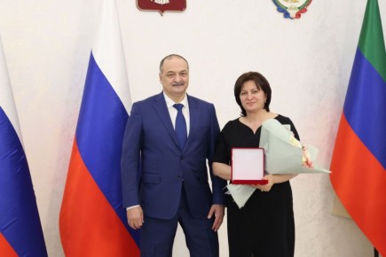 Меликов вручил госнаграды педагогам и соцработникам Дагестана