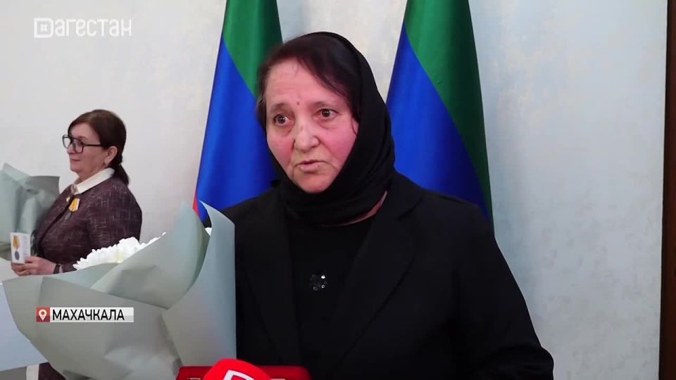 Глава региона Сергей Меликов вручил государственные награды женщинам Дагестана: медикам, педагогам, руководителям общественных организаций и всем тем, кто внес вклад в развитие родного края