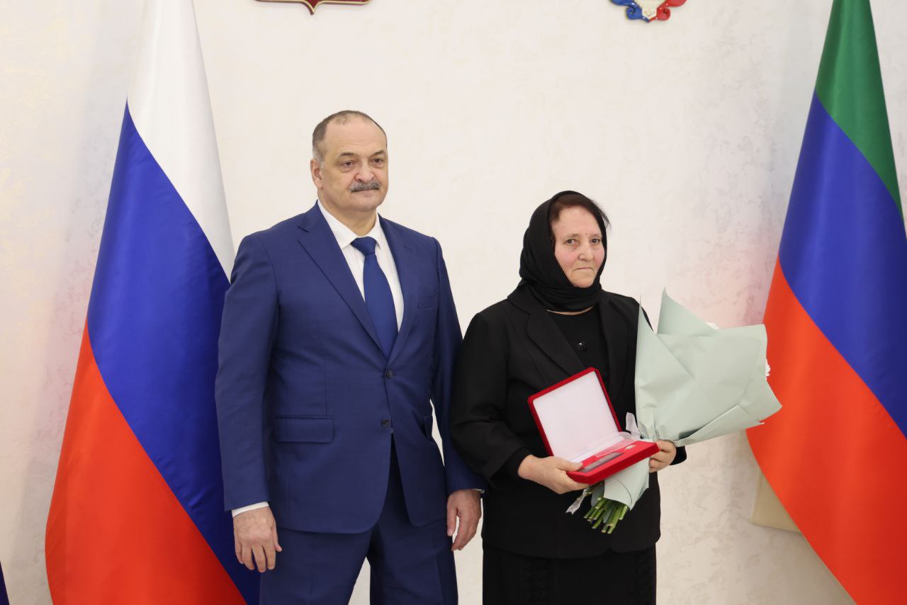 Меликов вручил госнаграды педагогам и соцработникам Дагестана Меликов вручил госнаграды педагогам и соцработникам Дагестана