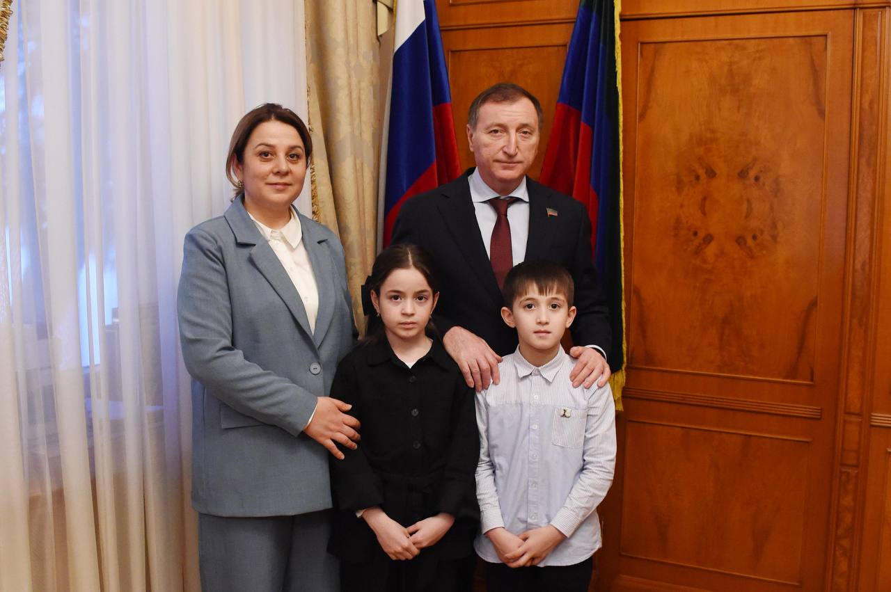 Заур Аскендеров встретился с юными чемпионами по ментальной арифметике из Бабаюрта Заур Аскендеров встретился с юными чемпионами по ментальной арифметике из Бабаюрта