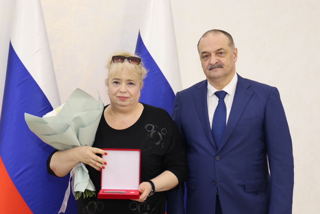 Меликов вручил госнаграды педагогам и соцработникам Дагестана Меликов вручил госнаграды педагогам и соцработникам Дагестана