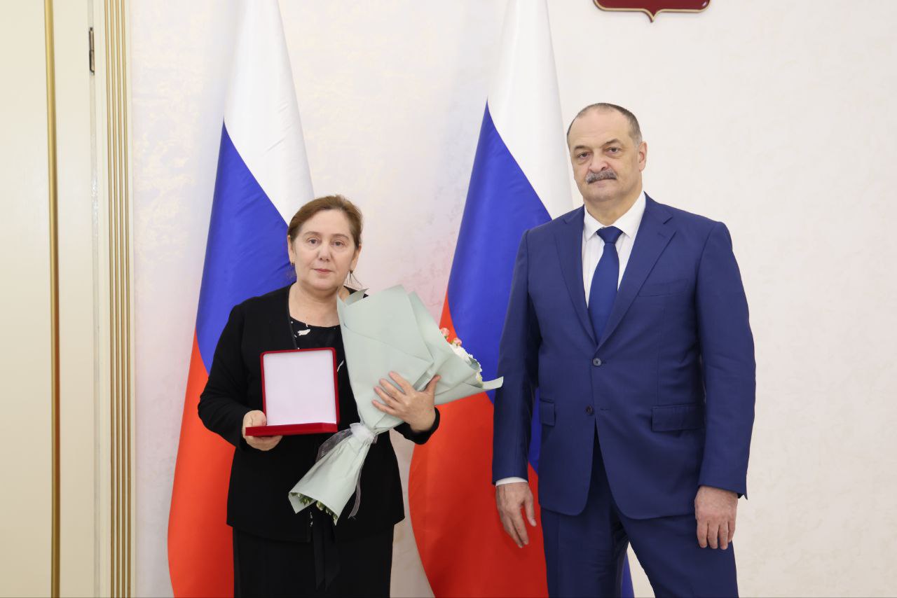 Меликов вручил госнаграды педагогам и соцработникам Дагестана Меликов вручил госнаграды педагогам и соцработникам Дагестана