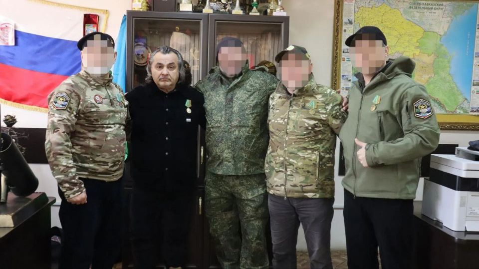 По поручению командования 2 мотострелкового батальона 39-й отдельной гвардейской мотострелковой бригады депутату парламента Гаджи Биярсланову передана медаль «За содействие в СВО»