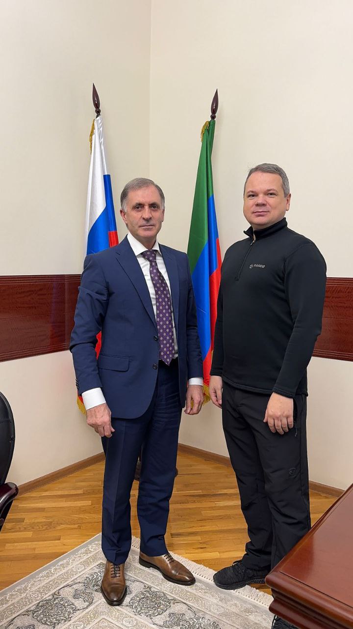 Вице-спикер Народного Собрания РД Камил Давдиев провел встречу с популярным блогером, приехавшим в Дагестан из Перми, Евгением Бабаевым