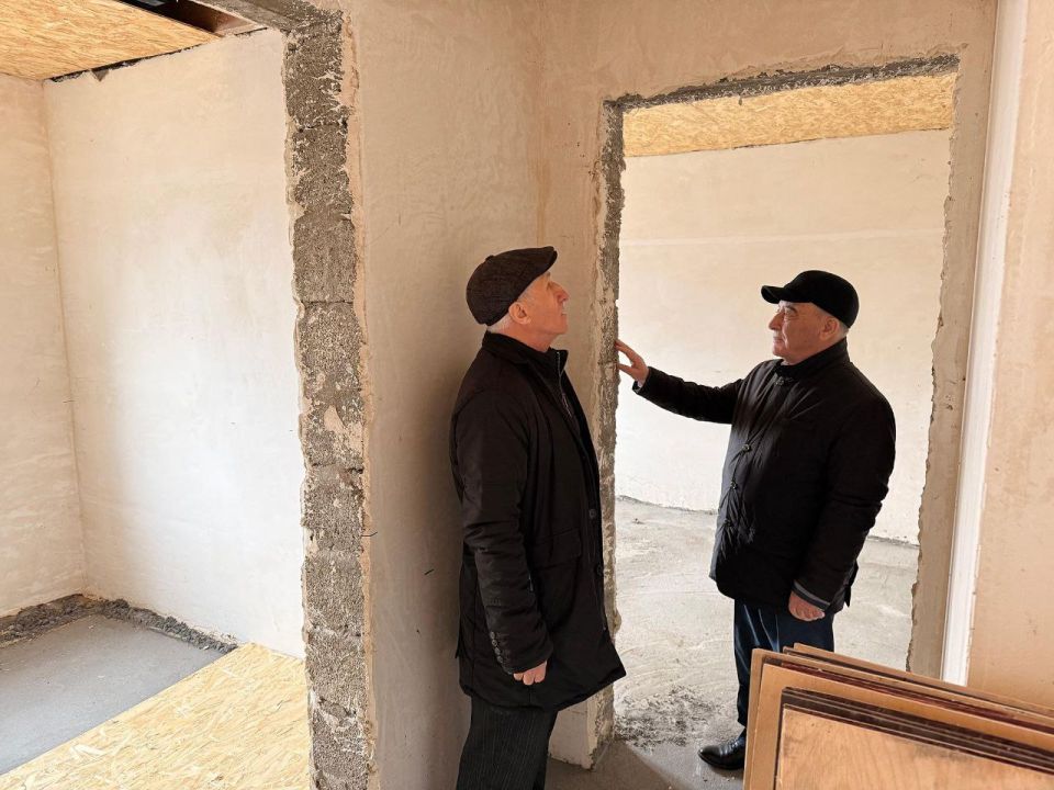 Депутат НС РД Абдулвахид Лабазанов помогает достраивать реабилитационный дом для инвалидов по зрению